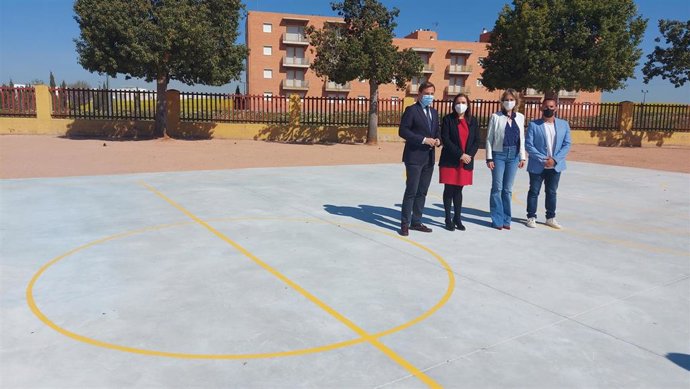 El delegado del Gobierno andaluz, Antonio Repullo (izda.), visita la nueva pista de baloncesto en el CEIP 'Maestro Enrique Asensi'