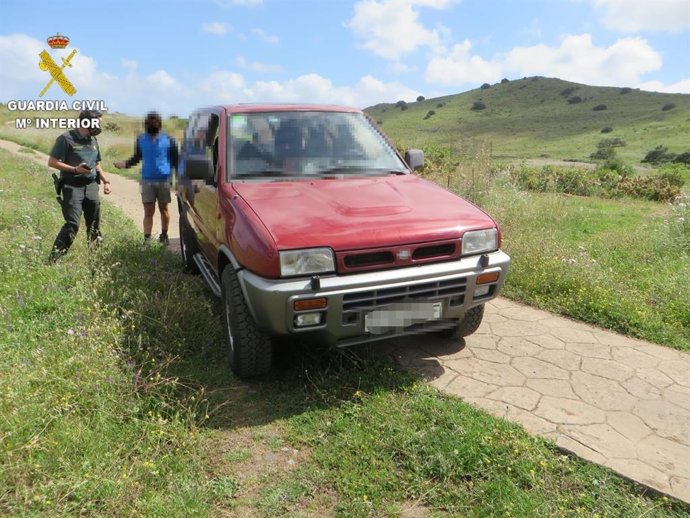 Denuncia por conducir un coche dentro de un espacio protegido y sin carné de conducir