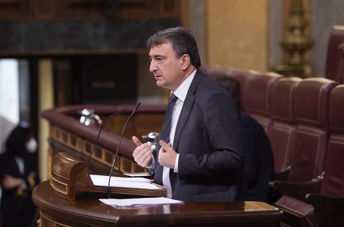 El portavoz parlamentario del PNV, Aitor Esteban, interviene durante una sesión plenaria en el Congreso 