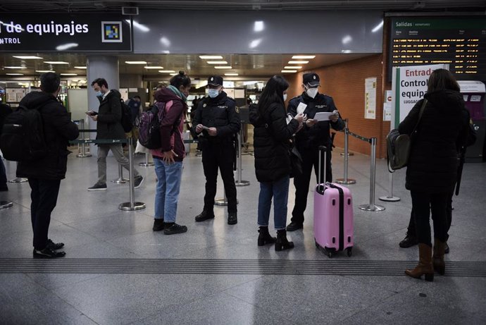 Varios agentes de Policía Nacional piden documentación a pasajeros en la estación de Atocha, en Madrid (España), a 18 de marzo de 2021. Unos 1.500 agentes de Policía Nacional y Guardia Civil formarán parte del despliegue de la Delegación del Gobierno en