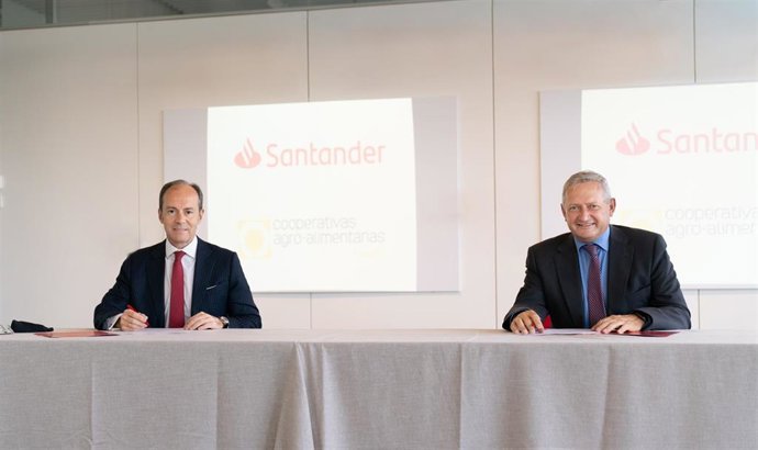El consejero delegado de Santander España, Rami Aboukhair, y el presidente de Cooperativas Agro-alimentarias de España, Ángel Villafranca.