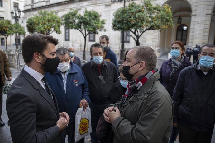 Archivo - El concejal del grupo popular, Beltrán Pérez, conversa con varios de los quiosqueros, en una imagen de archivo