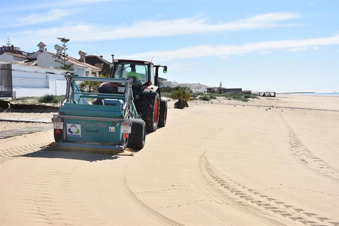 Trabajos en una playa de Punta Umbría (Huelva).