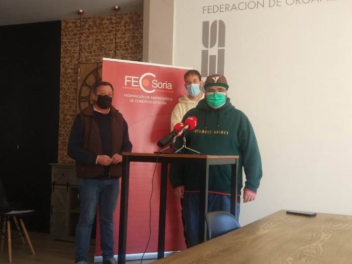 Adolfo Sainz (izda) junto al rapero Aitor 'Raptherae' (dcha) y el productor Eduardo Verde, presentan el tema 'Escucha sus latidos'.