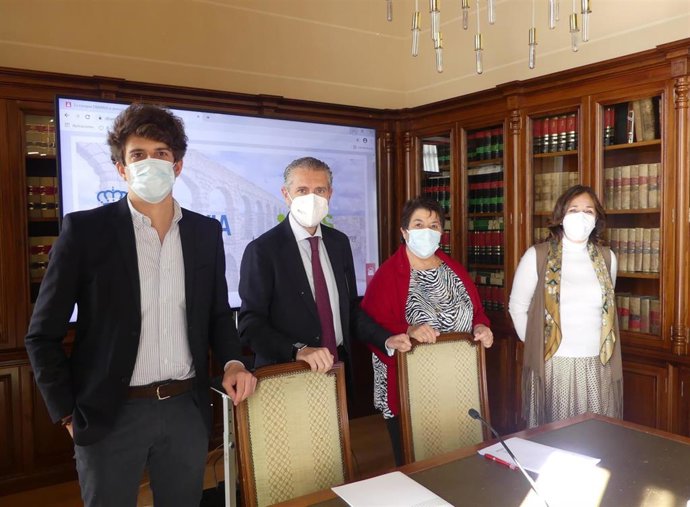 El concejal de Innovación, Alberto Espinar (I), el presidente de FES, Andrés Ortega, la alcaldesa, Clara Luquero, y la gerente de FES, Beatriz Escudero.