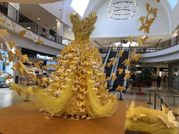 Vestido de mariposas en Plaza Xanadú