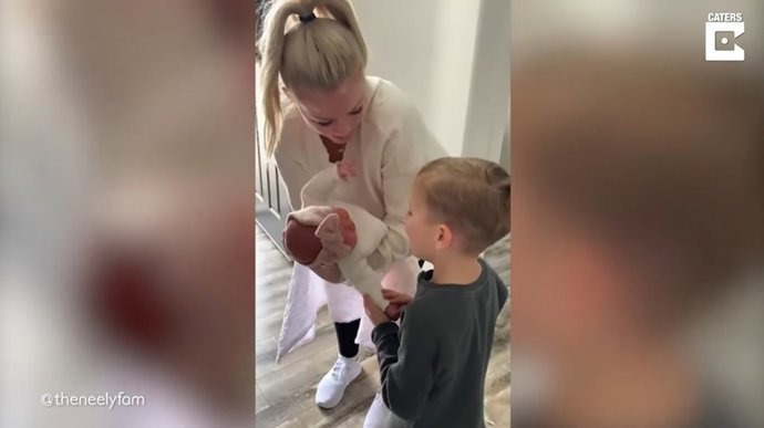 La reacción de este niño al conocer a su hermanita pequeña cautiva a los usuarios de TikTok