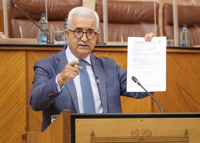 El portavoz adjunto del PSOE, Manuel Jiménez Barrios, este jueves en el Pleno mientras enseña una resolución del Consejo de Transparencia.