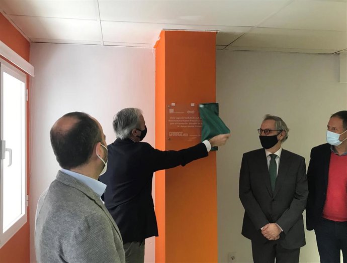 El alcalde de Zaragoza, Jorge Azcón, inaugura el taller Garage LAB en el Centro Sociolaboral (CSL) Casco Viejo que gestiona la Fundación San Valero