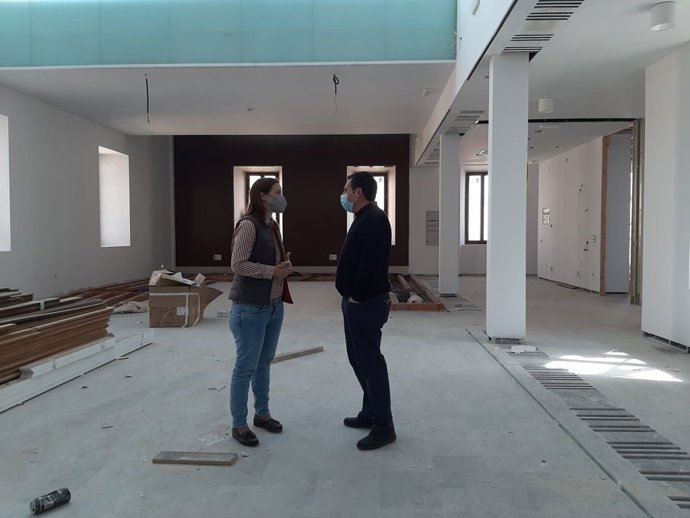 La delegada territorial de Fomento, Infraestructuras y Ordenación del Territorio, Cristina Casanueva, en su visita a Peñarroya-Pueblonuevo, junto al alcalde de la localidad, José Ignacio Expósito.