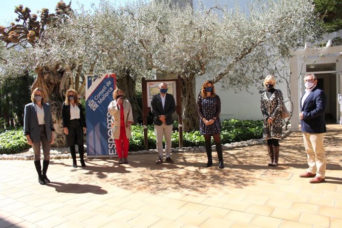 El conseller insular de Turismo y Deportes, Andreu Serra, junto a la alcaldesa de Alcúdia, Brbara Rebassa y los representantes de las cadenas hoteleras Grup Garden, Blau Hotels, Iberostar y Hotels Viva & Resorts.