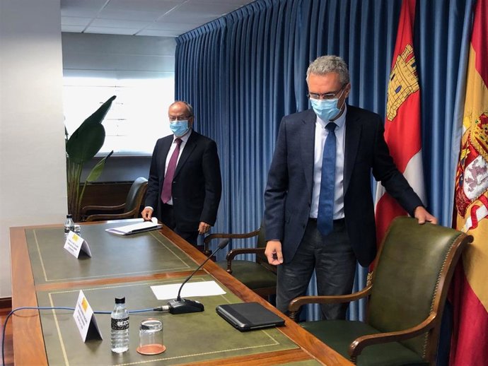 Archivo - Imagen de archivo del delegado del Gobierno, Javier Izquierdo, en una rueda de prensa sobre inversiones en CyL durante la pandemia.