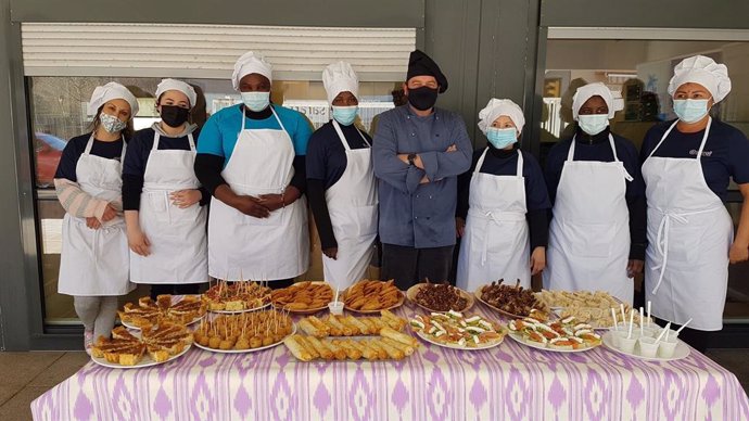 Los participantes del curso de formación en operaciones básicas de cocina de Espiral en colaboración con Endesa.