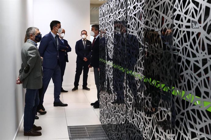 El presidente del Gobierno, Pedro Sánchez, y la vicepresidenta cuarta, Teresa Ribera, visitan la Agencia Estatal de Meteorología (AEMET) para conocer el nuevo supercomputador Cirrus, el segundo más potente de España.