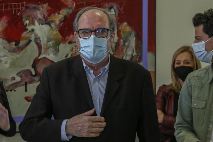 El candidato socialista a las elecciones autonómicas madrileñas, Ángel Gabilondo, a su llegada al Comité Regional de las Juventudes Socialistas, en Fuenlabrada, Madrid (España), a 21 de marzo de 2021. Gabilondo ha apelado este domingo al voto progresist