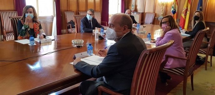 Las consejeras Mayte Pérez y Maru Díaz, y la delegada del Gobierno en Aragón, Pilar Alegría, en la visita del secretario de Estado de Telecomunicaciones a Teruel.