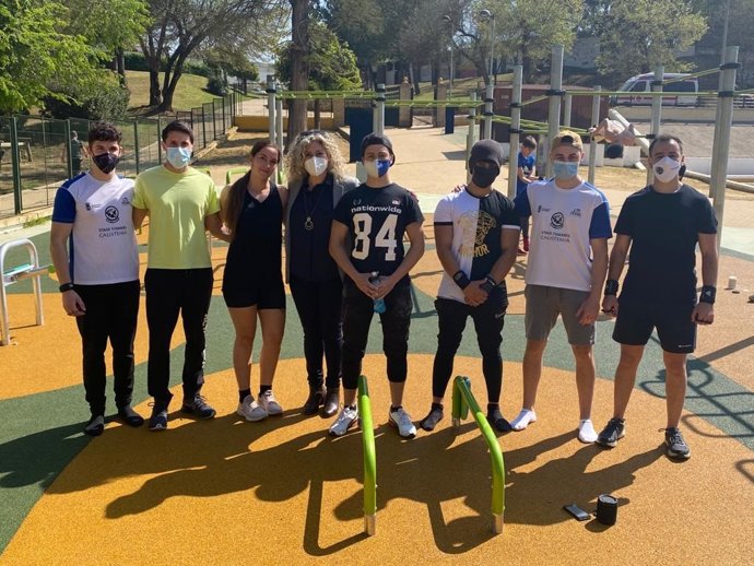 La delegada de Deportes del Ayuntamiento de Alcalá de Guadaíra, Rocío Bastida, ha visitado el nuevo circuito de calistenia.