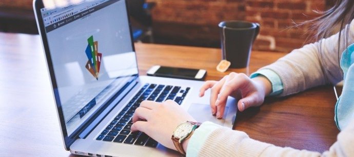 Aragón comienza a distribuir 11.200 dispositivos electrónicos entre los centros educativos.