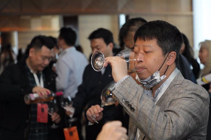 Un consumidor prueba uno de los vinos de la D.O Rueda