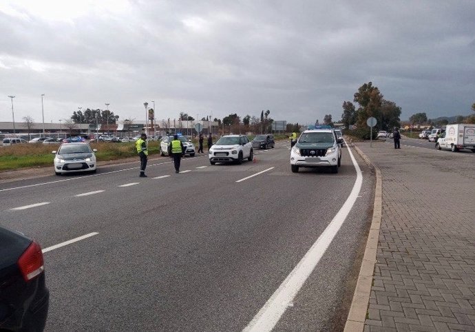 Archivo - Uno de los controles de cierre perimetral establecidos en la provincia de Córdoba por la Guardia Civil, en una imagen de archivo.
