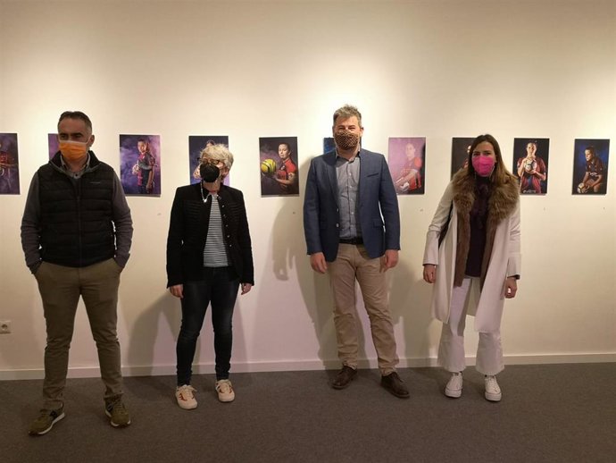 Visita de dirigentes de Ciudadanos a la exposición 'Yo soy deporte' en Avilés