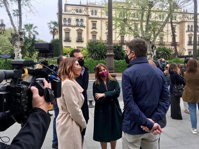 Verónica Pérez, con los trabajadores de los servicios de comedores escolares, aula matinal y extraescolares en una concentración frente al Palacio de San Telmo