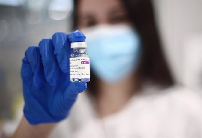 Una enfermera muestra la vacuna de AstraZeneca en Madrid