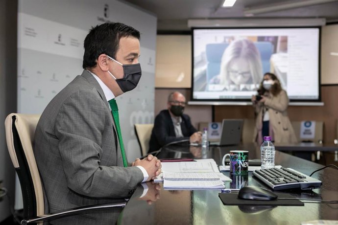 El consejero de Agricultura, Agua y Desarrollo Rural, Francisco Martínez Arroyo, preside por videoconferencia y desde la Consejería, la reunión del Consejo Agrario de Castilla-La Mancha