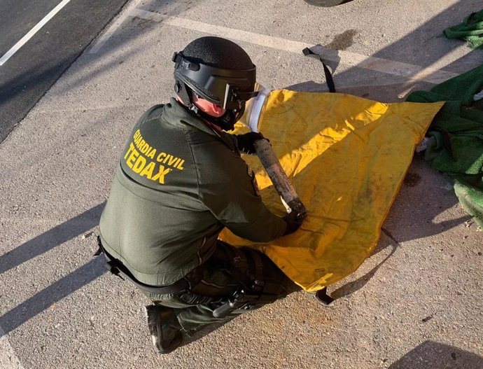 Un agente de la Guardia Civil con el artefacto encontrado