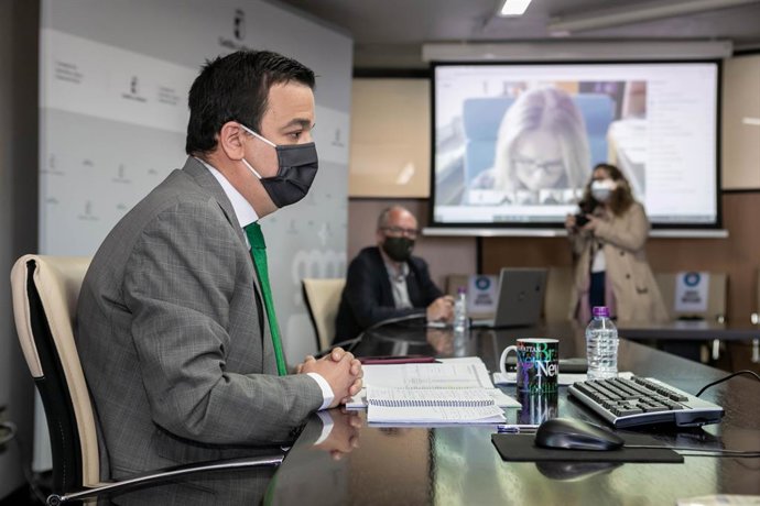 El consejero de Agricultura, Agua y Desarrollo Rural, Francisco Martínez Arroyo, preside por videoconferencia y desde la Consejería, la reunión del Consejo Agrario de Castilla-La Mancha