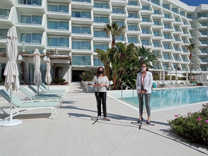 La presidenta del Govern, Francina Armengol, y la ministra de Industria, Comercio y Turismo, Reyes Maroto.