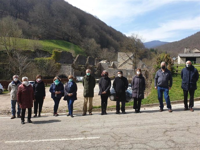 La consejera Esnaola, en el centro, en un momento de la visita a la Fábrica de Armas de Orbaizeta