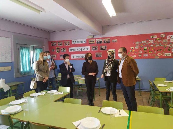 El consejero de Educación, Felipe Faci, y el alcalde, Luis Felipe, visitan el colegio Pío XII de Huesca.