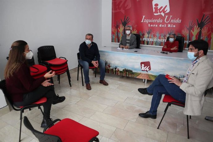 Ismael Sánchez, con la comunidad educativa del CEIP Miguel de Cervantes de Lora del Río