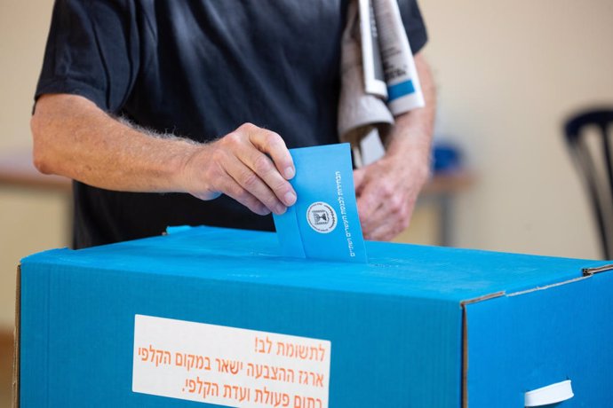Un hombre vota en las legislativas de Israel.