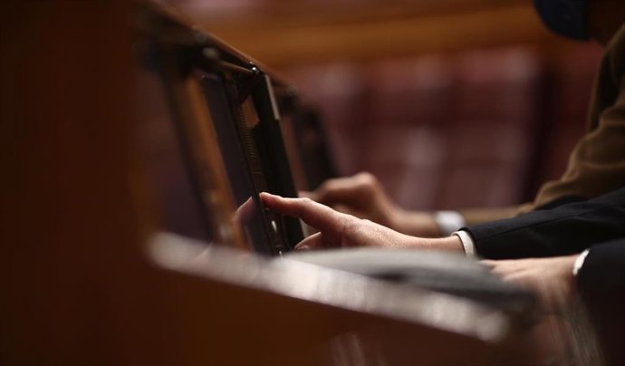 Un miembro del hemiciclo vota durante una sesión plenaria celebrada en el Congreso