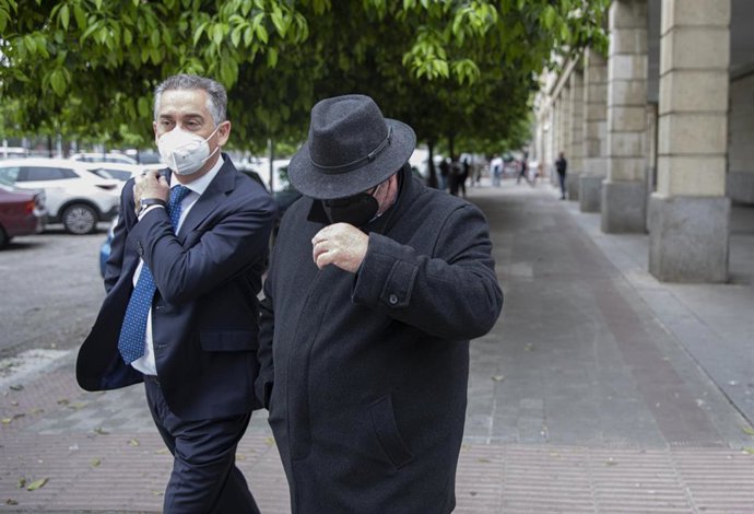 El excontable de Lipasam, a la derecha de la imagen, tras prestar declaración en el Juzgado