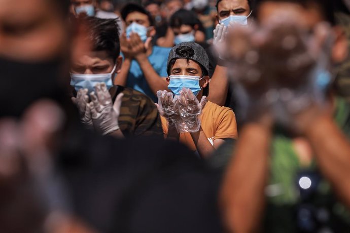 Archivo - 25 September 2020, Iraq, Sadr City: Muslims wear protective face mask and gloves as they perform the Friday prayers after months of suspension due to spread of the coronavirus (COVID-19) pandemic. Photo: Ameer Al Mohammedaw/dpa