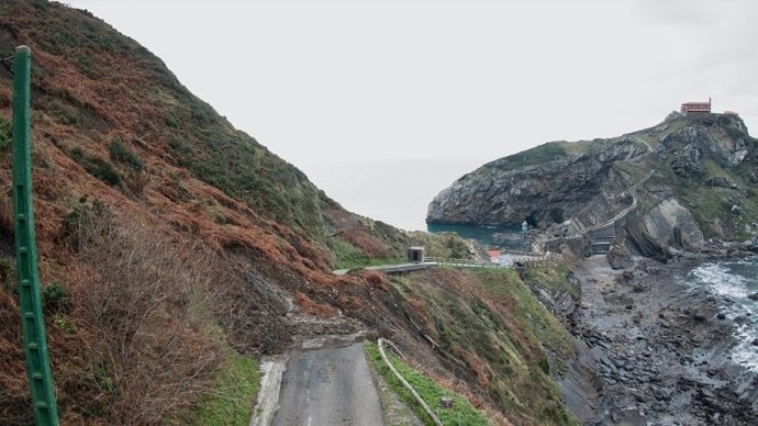 Archivo - Desprendimiento de tierras en los accesos a la ermita de San Juan de Gaztelugatxe, en Bizkaia (archivo)