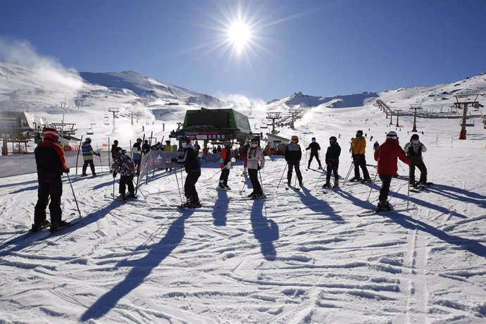 Archivo - Esquiadores  con mascarillas en la estación de esquí de Sierra Nevada que ha inaugurado esta mañana  la temporada invernal con un aforo limitado a los 6.000 esquiadores, en cumplimiento de las recomendaciones de las autoridades sanitarias por 