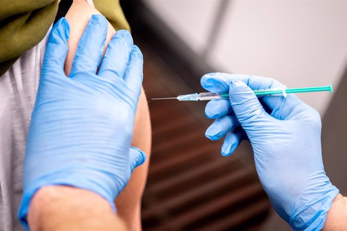 Una personas recibe la vacuna contra la COVID-19 de AstraZeneca en Bremen, Alemania. 