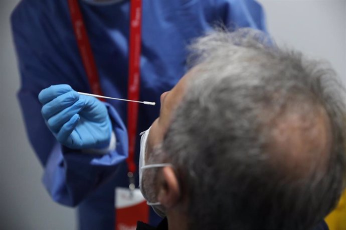 Archivo - Un sanitario realiza un test de antígenos a un trabajador en la estación de tren de Atocha, Madrid (España), a 22 de febrero de 2021. 