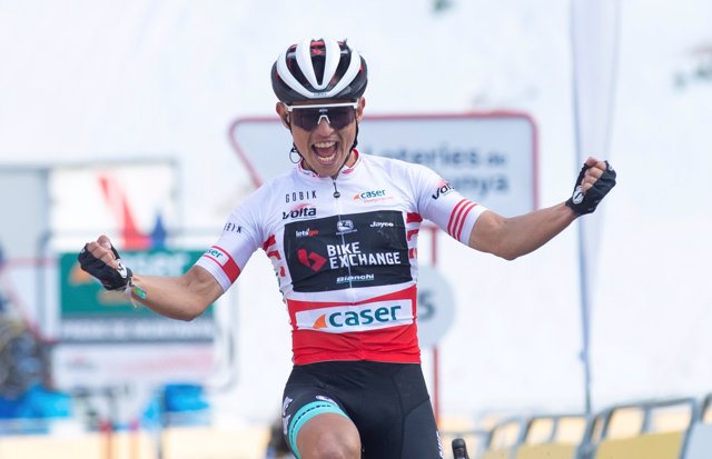 El ciclista colombiano Esteban Chaves (Team BikeExchange) gana la cuarta etapa de la Volta Ciclista a Catalunya, disputada entre Ripoll y Port Ainé