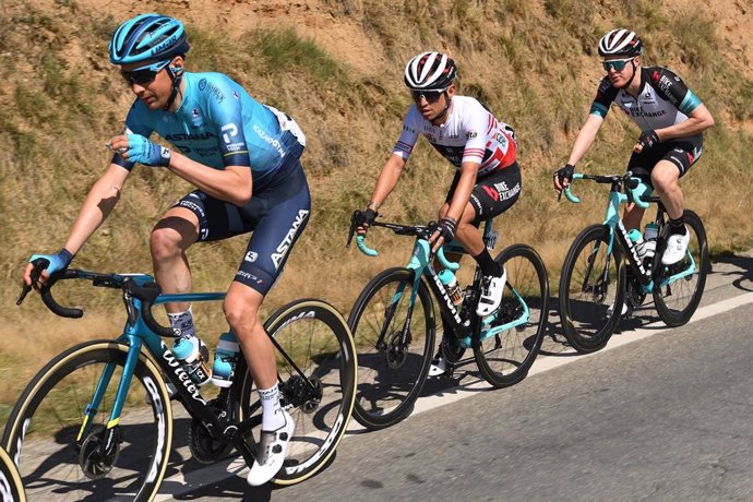 El ciclista colombiano Esteban Chaves (Team BikeExchange), en el centro, ganador de la cuarta etapa de la Volta Ciclista a Catalunya 2021, disputada entre Ripoll y Port Ainé
