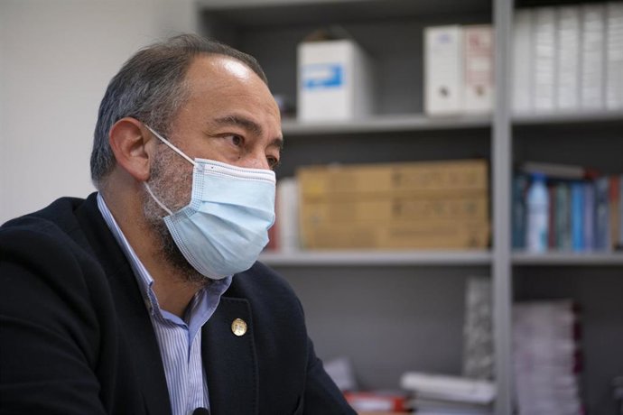 Archivo - El candidato a rector de la UCLM Julián Garde, en entrevista con Europa Press