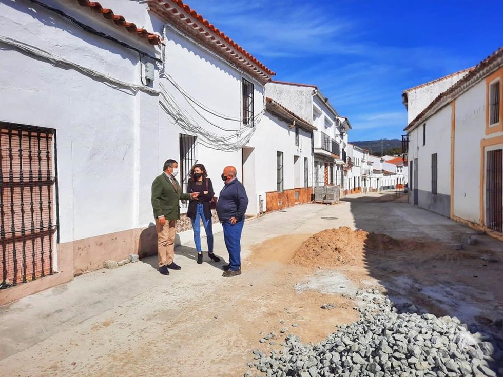 El delegado territorial de Regeneración, Justicia y Administración Local en Huelva, Alfredo Martín, en Arroyomolinos de León.