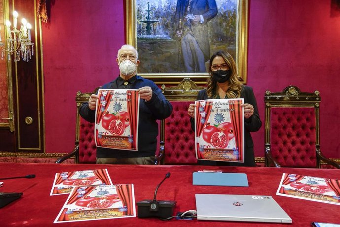 Presentación del Día Mundial del Teatro, en imagen de archivo, con el cartel cuya retirada pide el Ayuntamiento