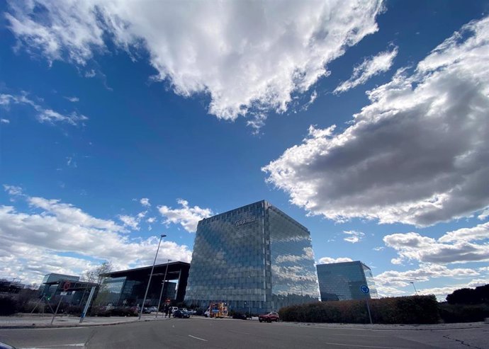 Archivo - Edificio donde se encuentra la sede de Telefónica ubicada en Ronda de la comunicación, Madrid (España), a 6 de marzo de 2020.