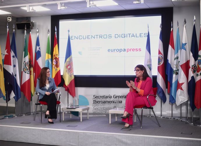 La secretaria general iberoamericana, Rebeca Grynspan, acompañada de la directora de Desarrollo de Negocio de Europa Press, Candelas Martín de Cabiedes