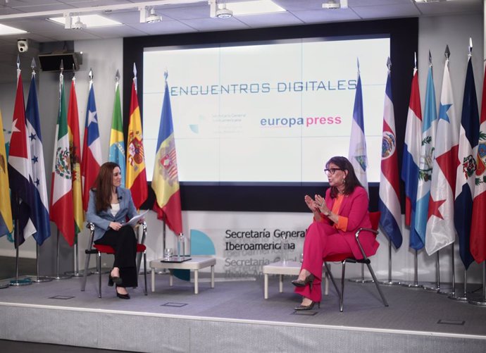 La secretaria general iberoamericana, Rebeca Grynspan (d), acompañada de la directora de Desarrollo de Negocio de Europa Press, Candelas Martín de Cabiedes (i), interviene durante un encuentro digital de Europa Press, en la sede de la Secretaría General